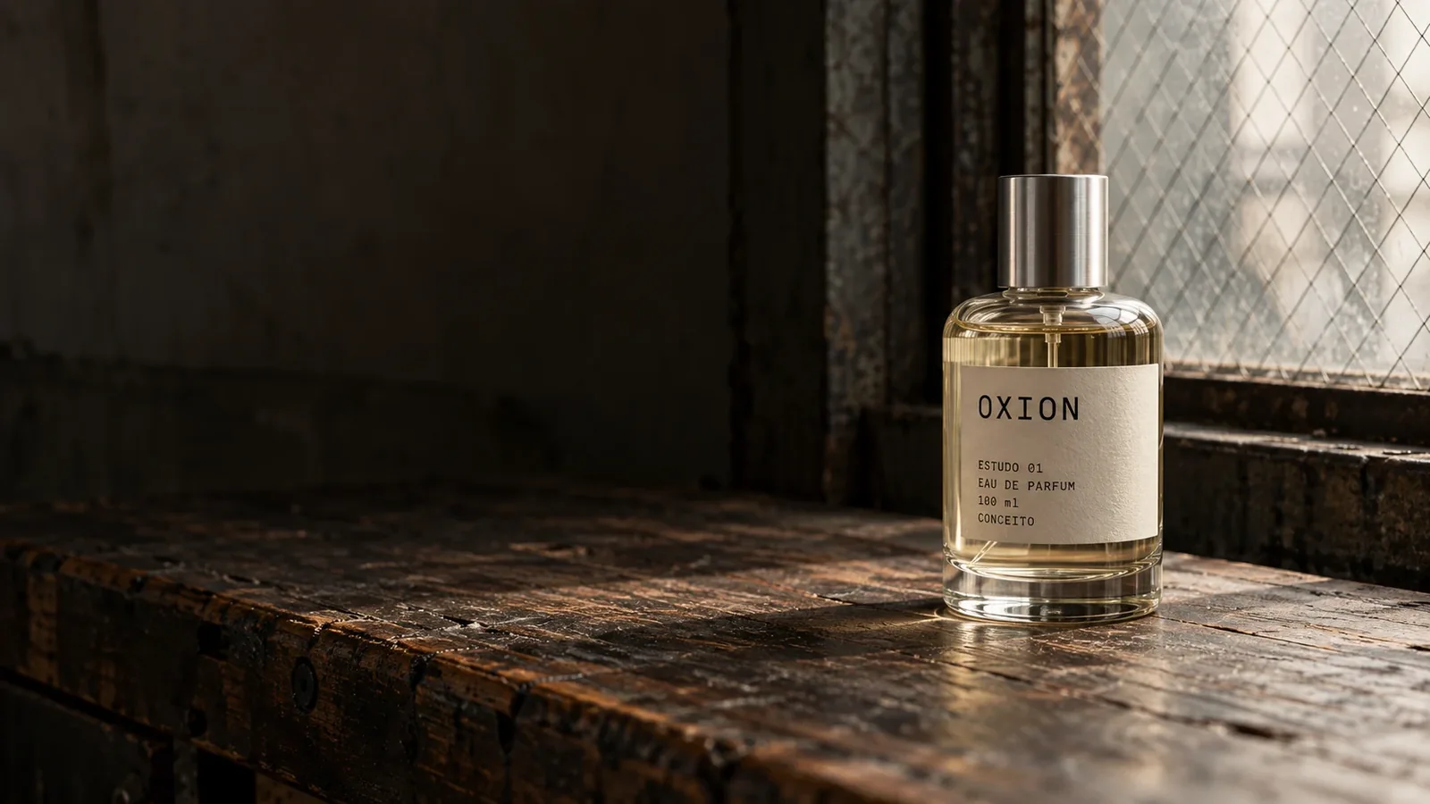 Frasco de perfume Oxion sobre uma bancada de madeira